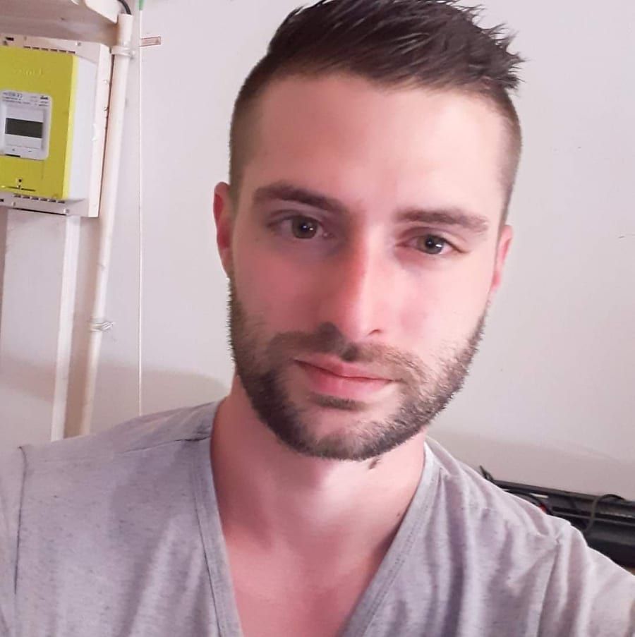 Fridolin - Cruising gay à Sainte-Lucie-des-Laurentides Profil de Fridolin, 25 ans, Cruising gay à Sainte-Lucie-des-Laurentides (Québec)