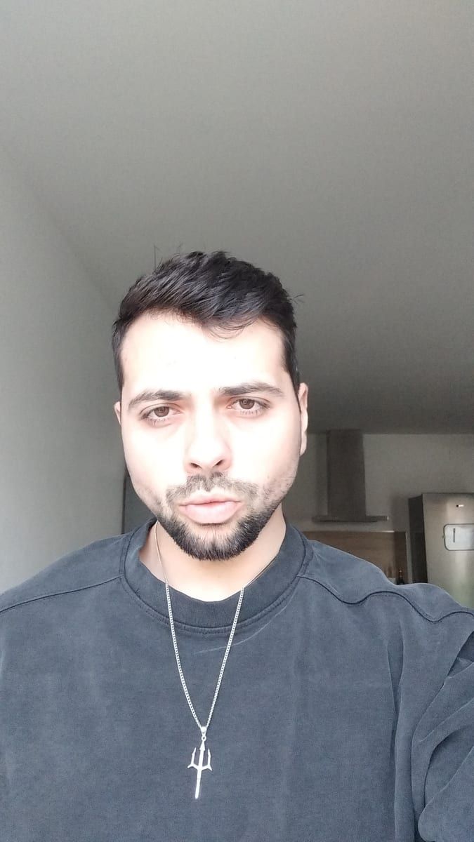 Engueran - Cruising gay à Charette Profil de Engueran, 26 ans, Cruising gay à Charette (Québec)