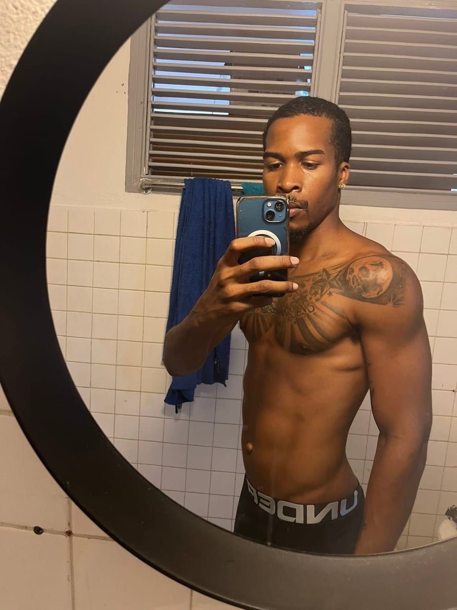 Peran - Cruising gay à Wickham Profil de Peran, 24 ans, Cruising gay à Wickham (Québec)
